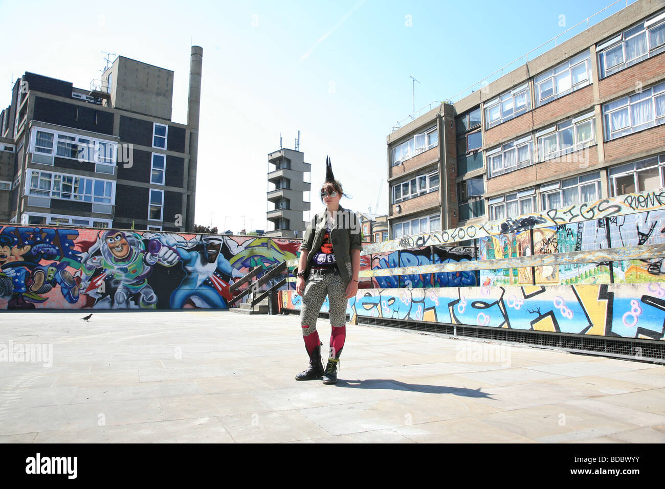Una chica punk "Rae Ray motines' con un gran supervivientes, Shoreditch, Londres, Reino Unido .2009 Foto de stock
