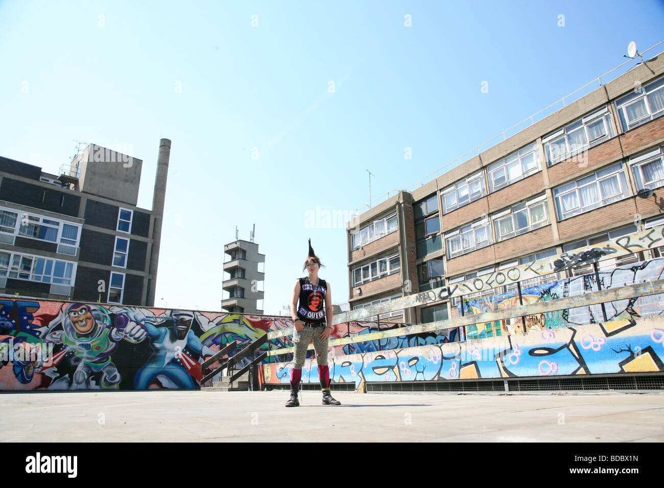 Una chica punk "Rae Ray motines' con un gran supervivientes, Shoreditch, Londres, Reino Unido .2009 Foto de stock