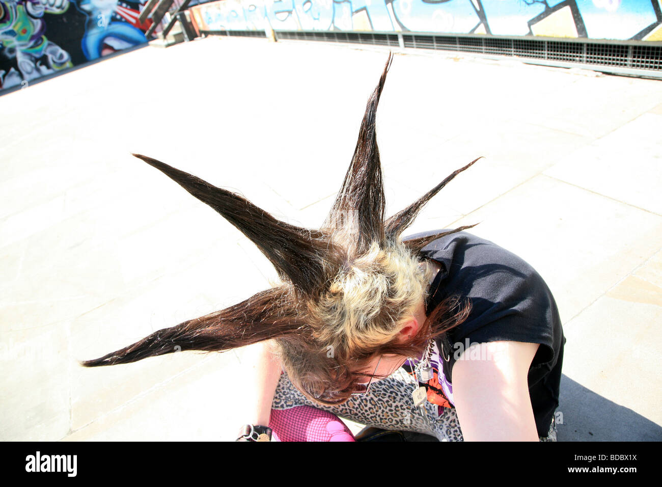 Una chica punk "Rae Ray motines' con un gran supervivientes, Shoreditch, Londres, Reino Unido .2009 Foto de stock