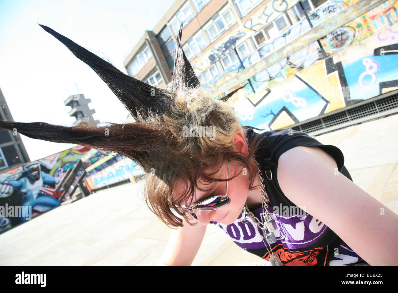 Una chica punk "Rae Ray motines' con un gran supervivientes, Shoreditch, Londres, Reino Unido .2009 Foto de stock