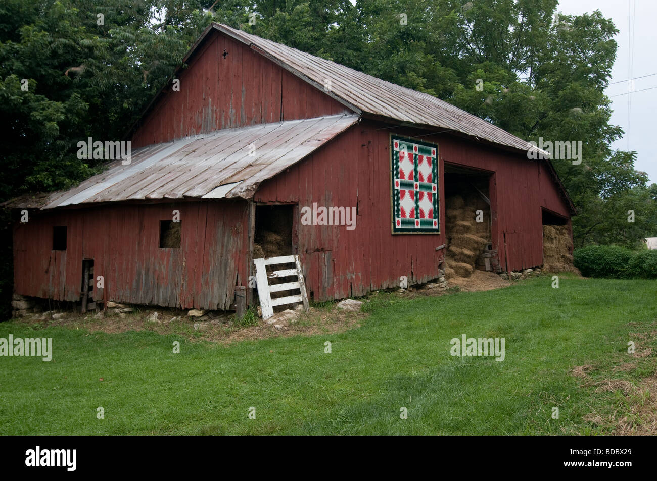 Quilt colgado en Old Red Barn, Batchtown, Illinois Foto de stock