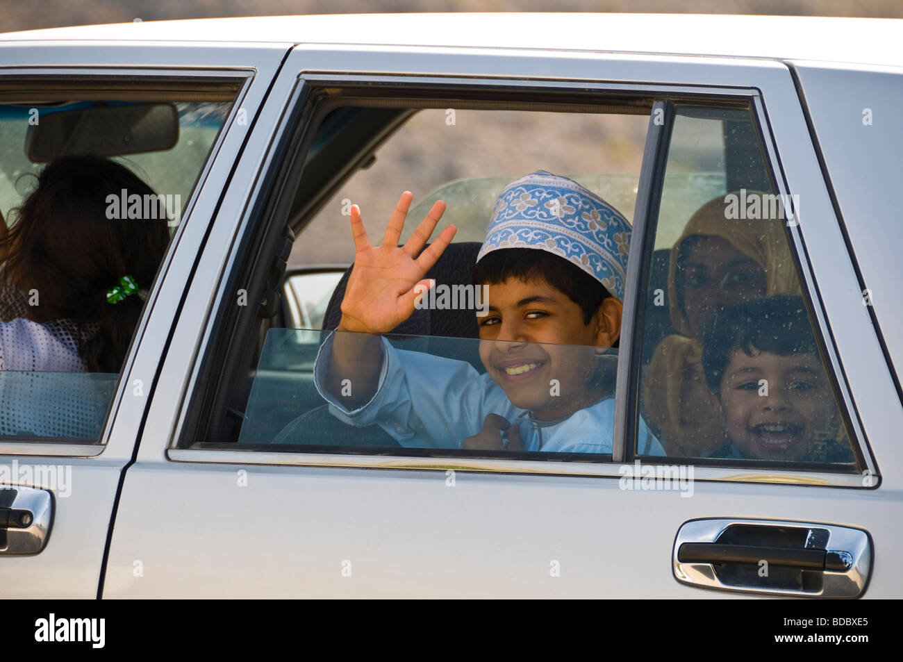Los niños en un coche, Sultanato de Omán Foto de stock