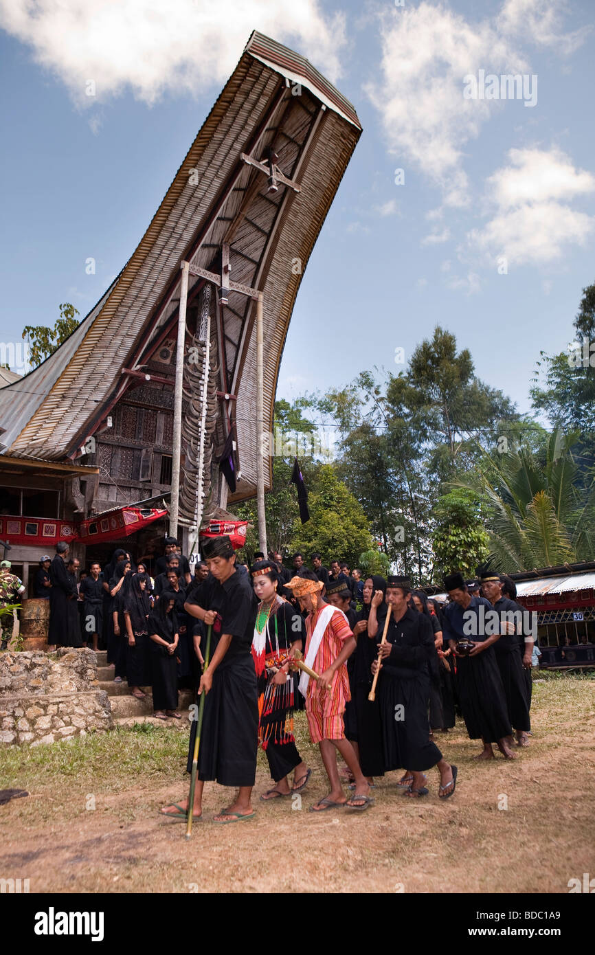 Indonesia Sulawesi Tana Toraja Bebo Torajan funeral vestidos tradicionalmente procesamiento dolientes familiares Foto de stock