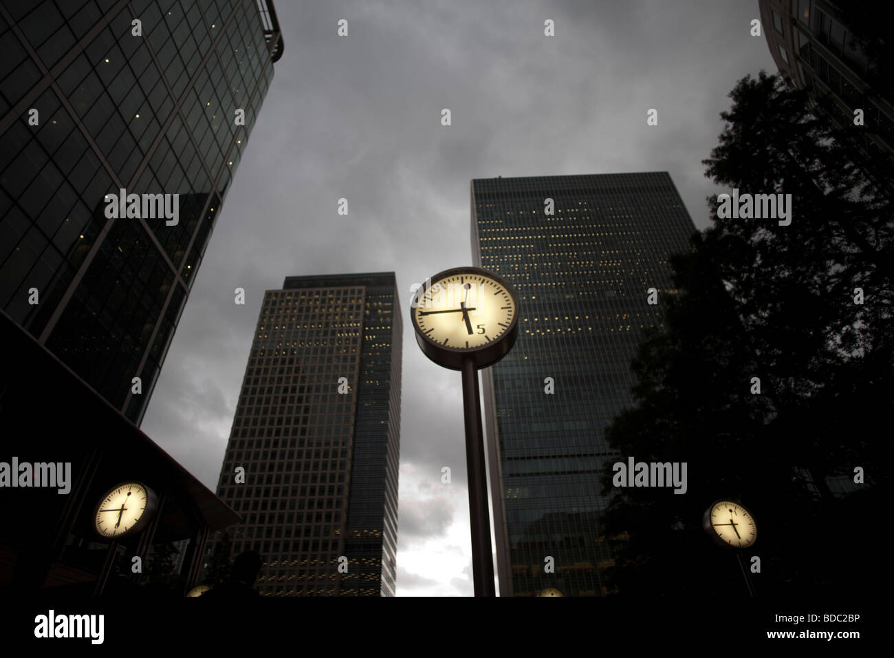 Relojes en financialdistrict Canary Wharf en Londres Foto de stock