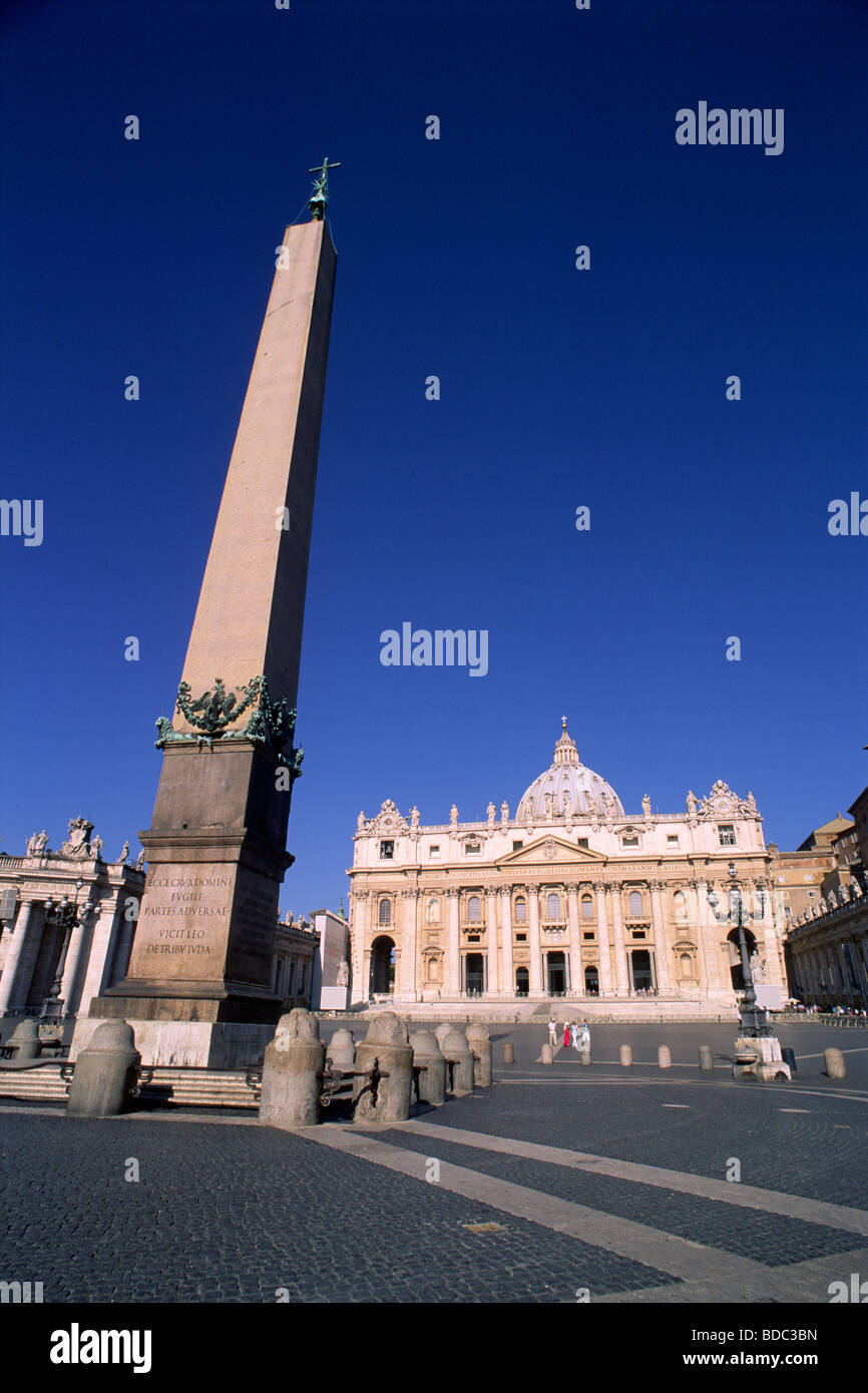 Italia, Roma, la plaza de San Pedro, la basílica y el obelisco. Foto de stock