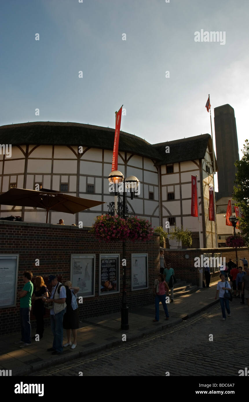 El Shakespeare's Globe Theatre en Southwark, en la orilla sur del río Támesis, Londres, Inglaterra Foto de stock