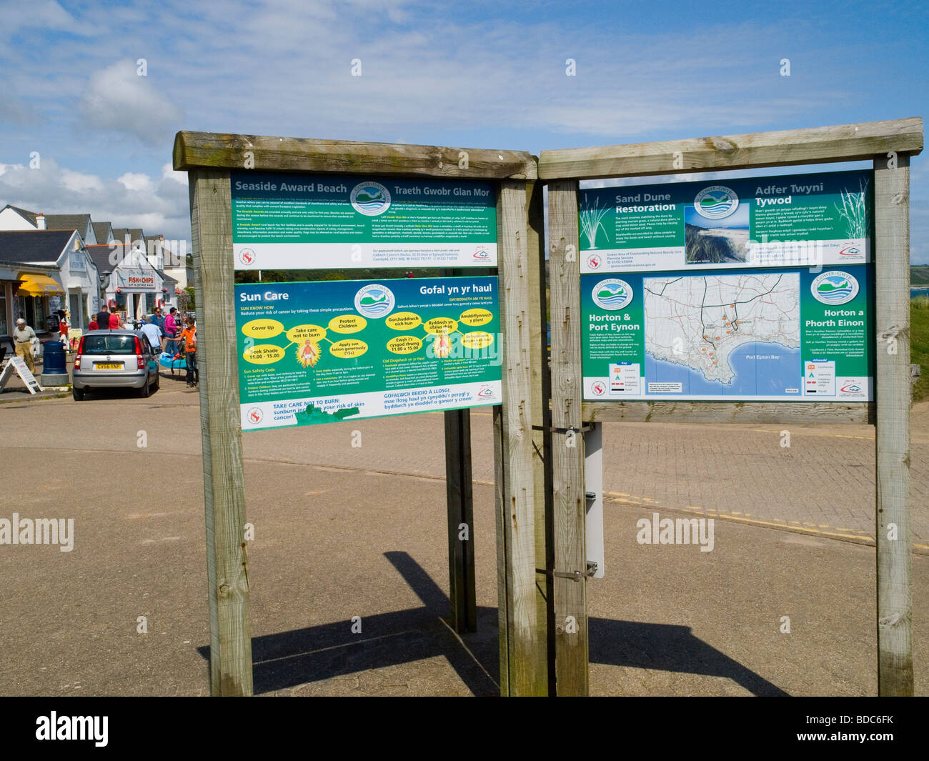 Paneles informativos en la playa en Port Eynon, Península de Gower Swansea Wales UK Foto de stock