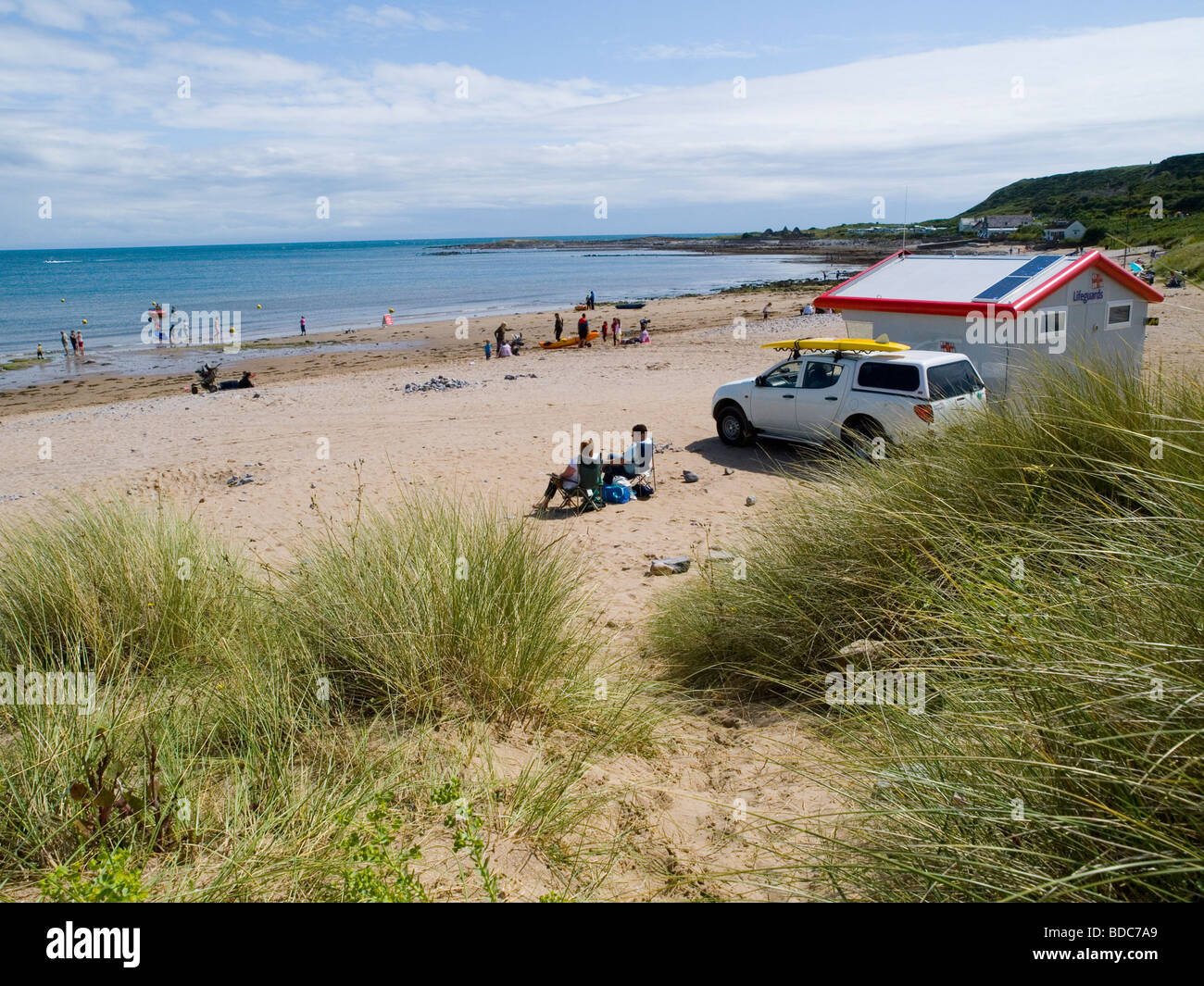 Una vista a través de la hierba de la playa de Port Eynon, Península de Gower Swansea Wales UK Foto de stock