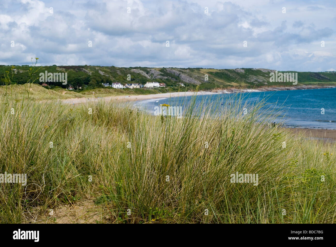 Una vista a través de la hierba por la playa en Port Eynon, Península de Gower Swansea Wales UK Foto de stock