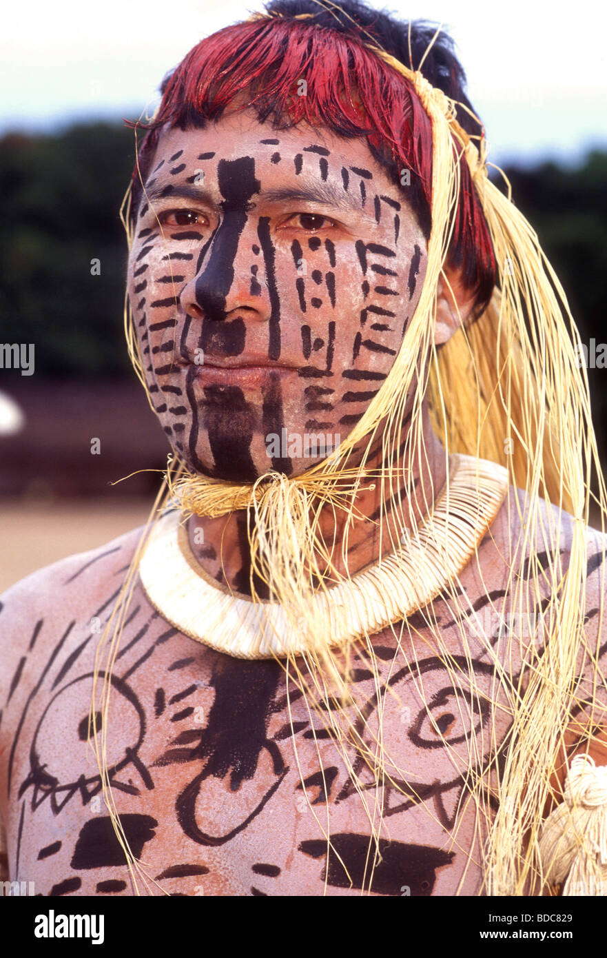 Joven Indígena De Complexión Musculosa Con Pintura Corporal Foto de stock y  más banco de imágenes de Brasil - iStock