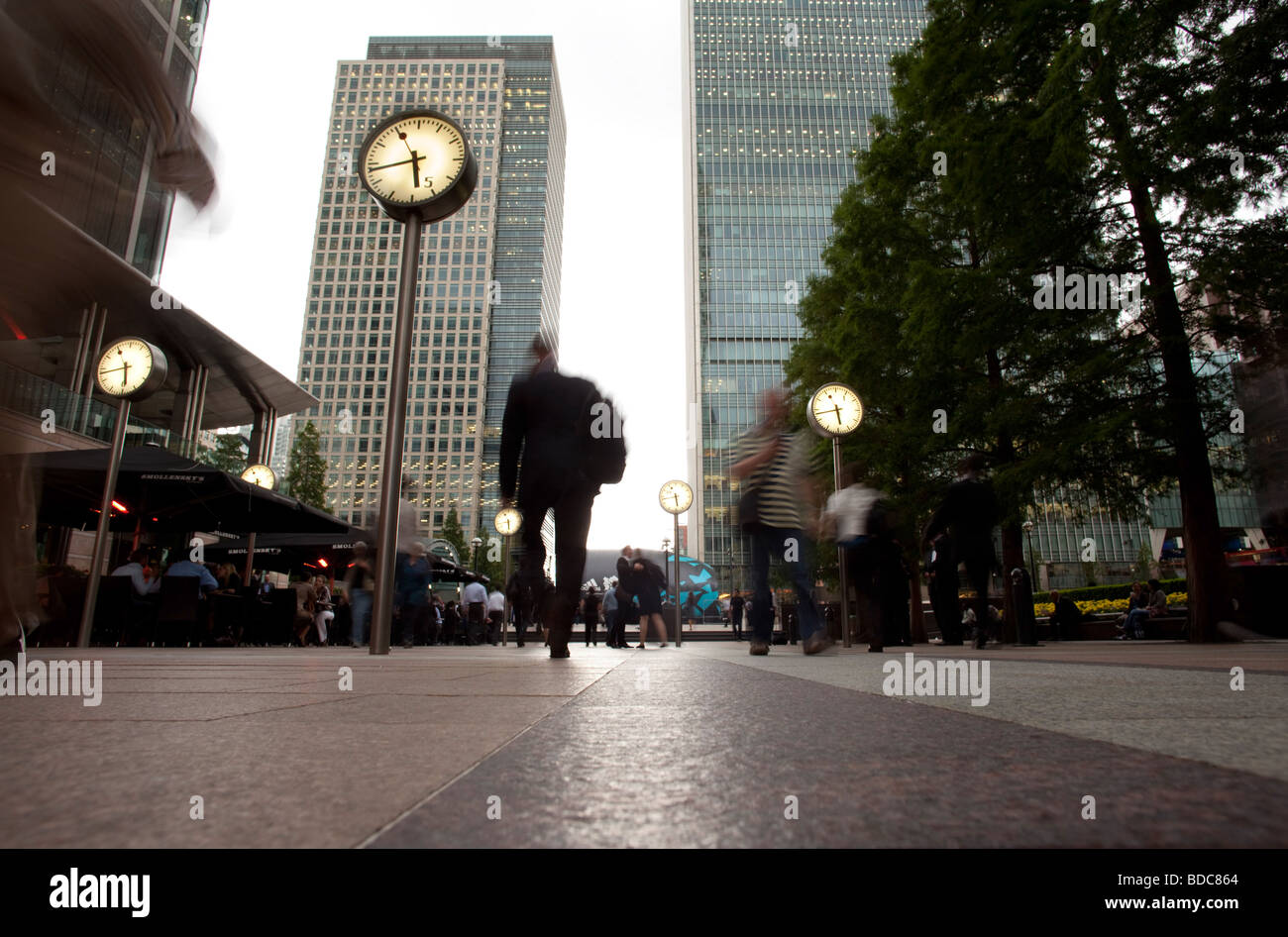 Relojes en financialdistrict Canary Wharf en Londres Foto de stock