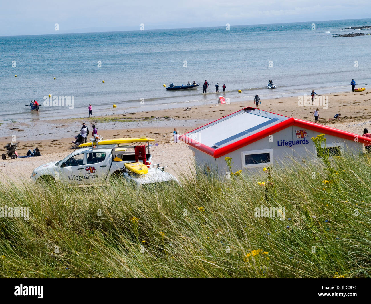La estación de socorrista en la playa en Port Eynon, Península de Gower Swansea Wales UK Foto de stock