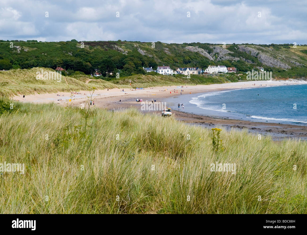 Una vista a través de la hierba por la playa en Port Eynon, Península de Gower Swansea Wales UK Foto de stock