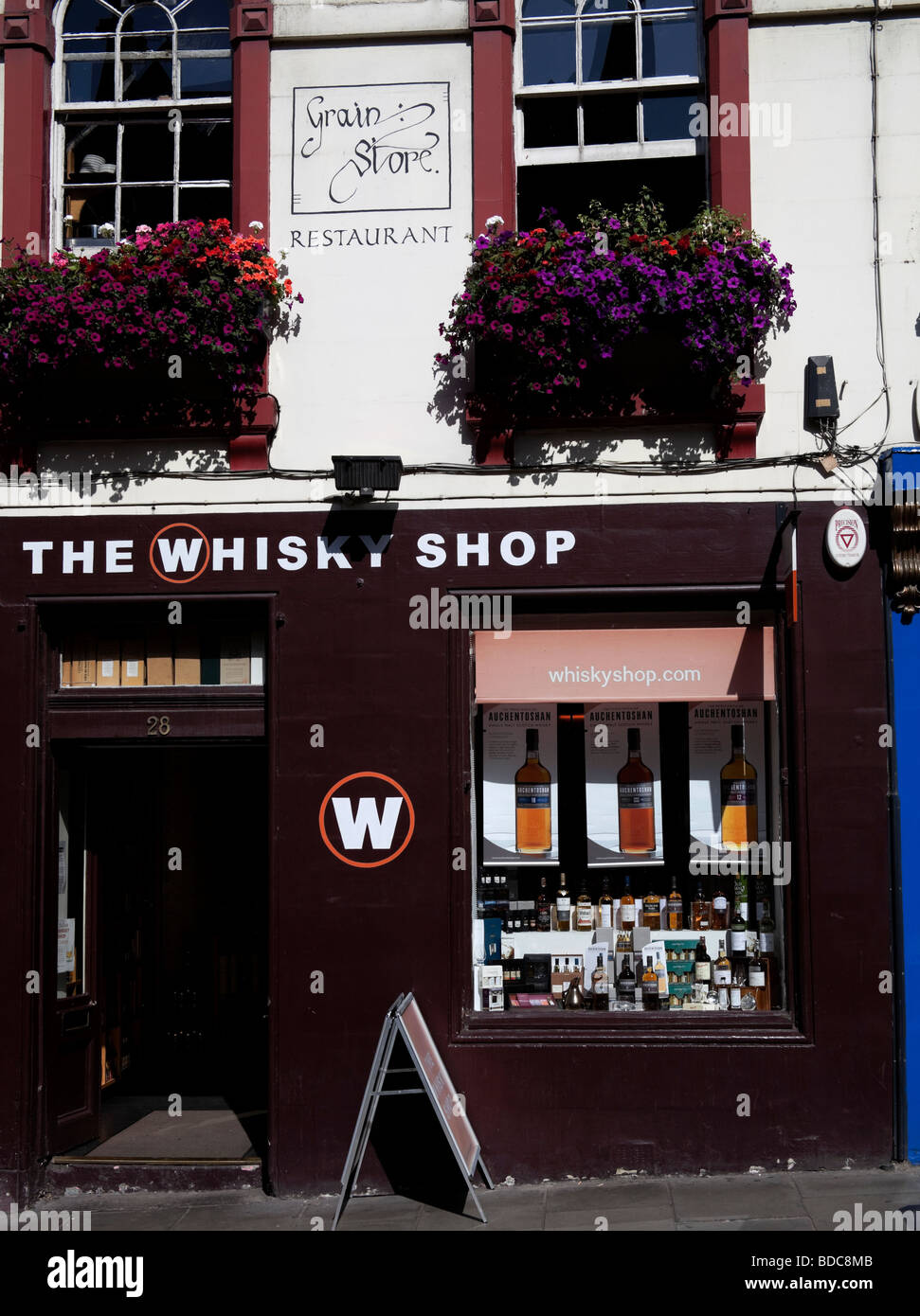 La tienda de whisky, Victoria Street, Edimburgo, Escocia, Reino Unido, Europa Foto de stock