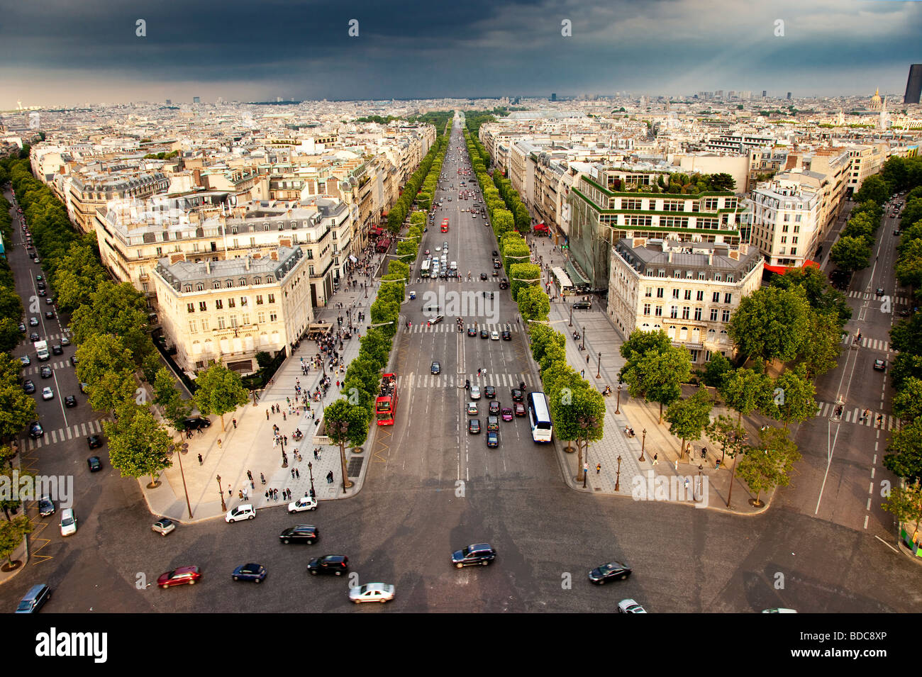 Champs Elysee y vista de París desde la parte superior del Arco de Triunfo, Francia Foto de stock