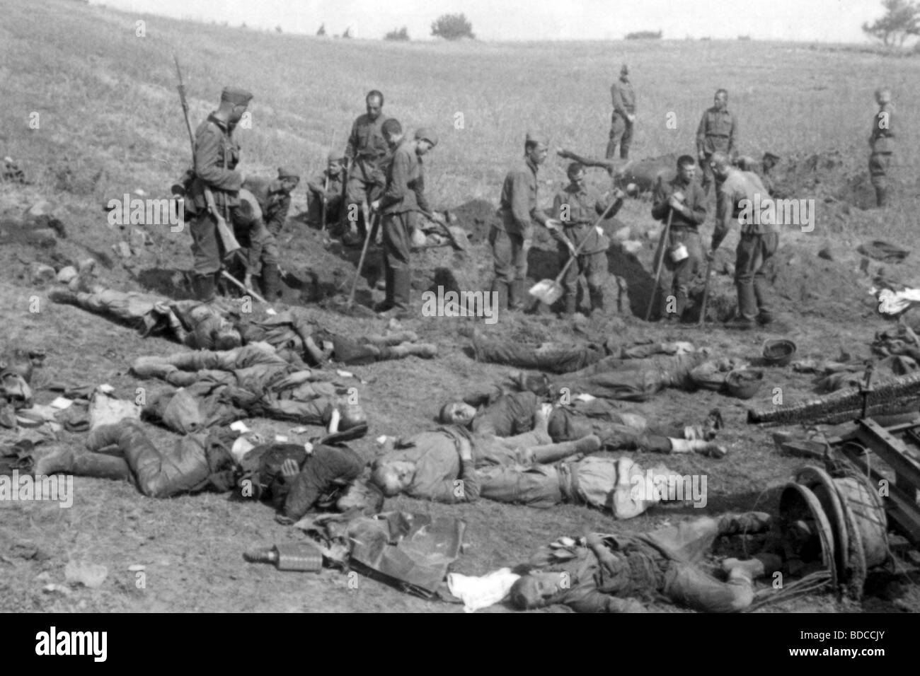 Eventos, Segunda Guerra Mundial / Segunda Guerra Mundial, Rusia 1941,  Bielorrusia, entre Bialystok y Vaukavysk, julio de 1941, soldados del  Ejército Rojo, capturados por la Wehrmacht, enterrando a sus camaradas  caídos Fotografía