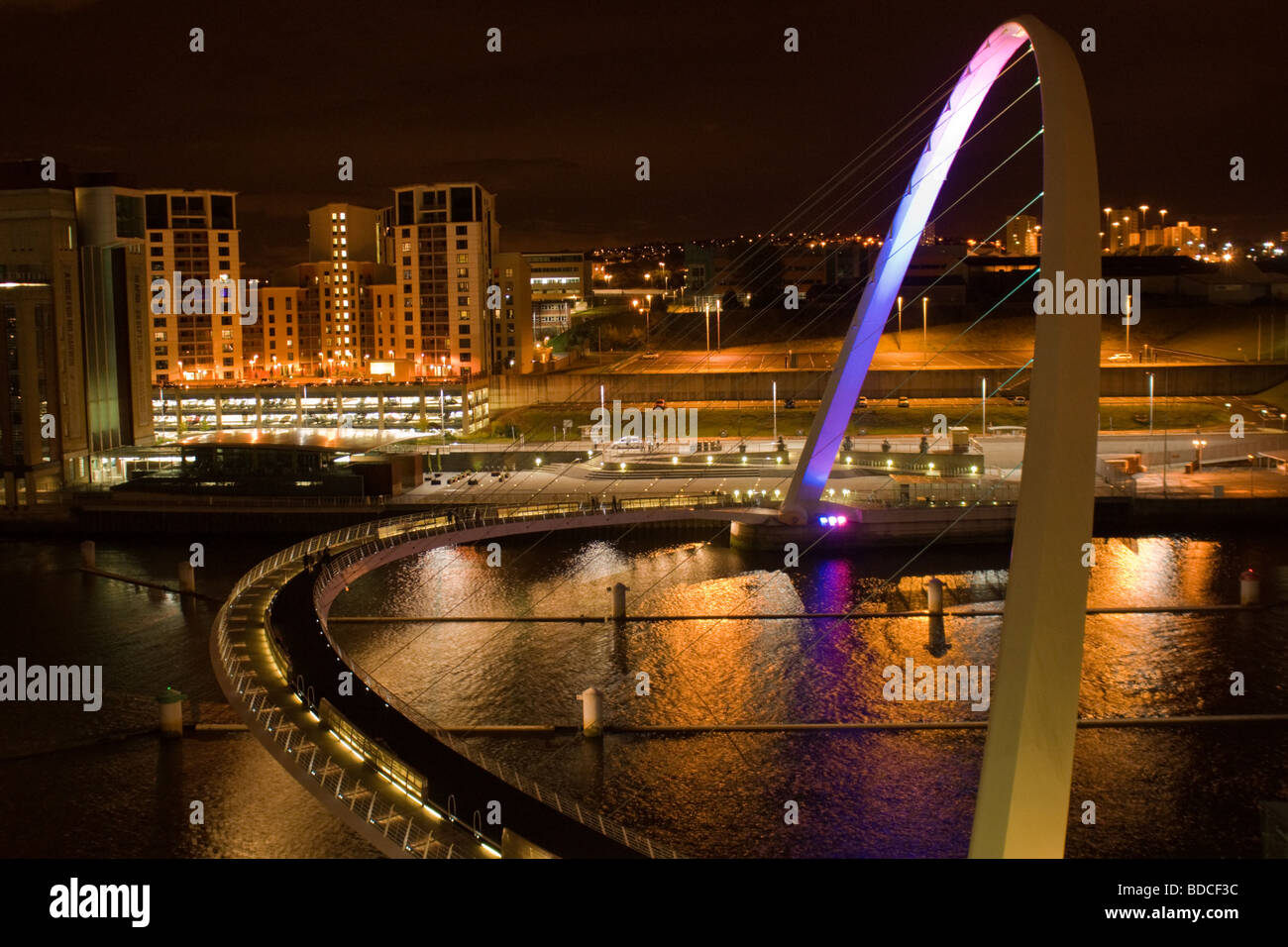 Puente Gateshead Millennium Bridge de noche Foto de stock