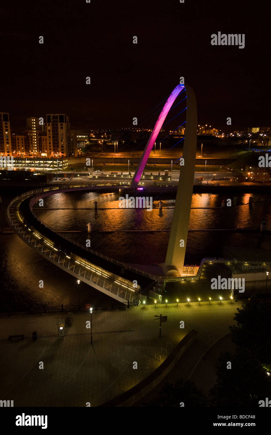 Puente Gateshead Millennium Bridge de noche Foto de stock