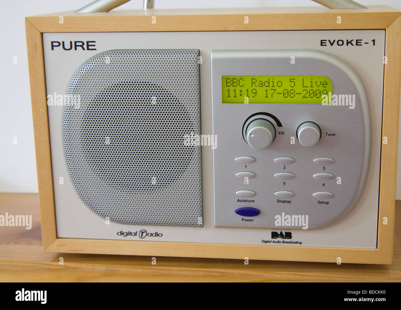 de una radio digital DAB con envolvente de madera sintonizado en Radio 5 en vivo Fotografía de stock - Alamy