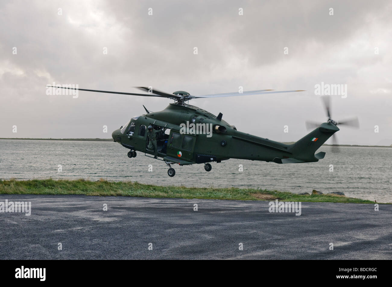 Agusta Westland AW139 helicóptero perteneciente a la Irish Air Corps, cerca a la tierra Foto de stock