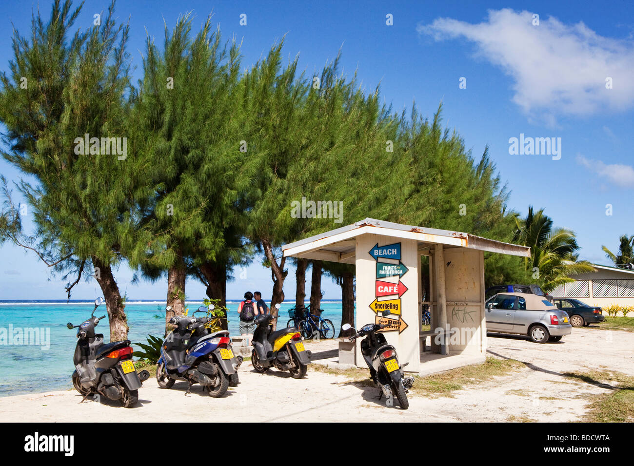 Scooters aparcada por la playa en Rarotonga, en las Islas Cook, en el Pacífico Sur Foto de stock