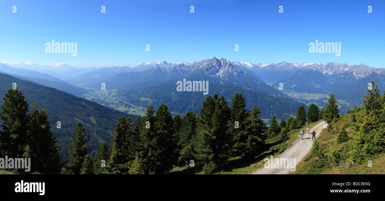 Vista desde el monte. Durante el Wipptal Patscherkofel y Stubaital valles, oriente: Mt. Serles en los Alpes de Stubai, Tirol, Austria, Euro Foto de stock