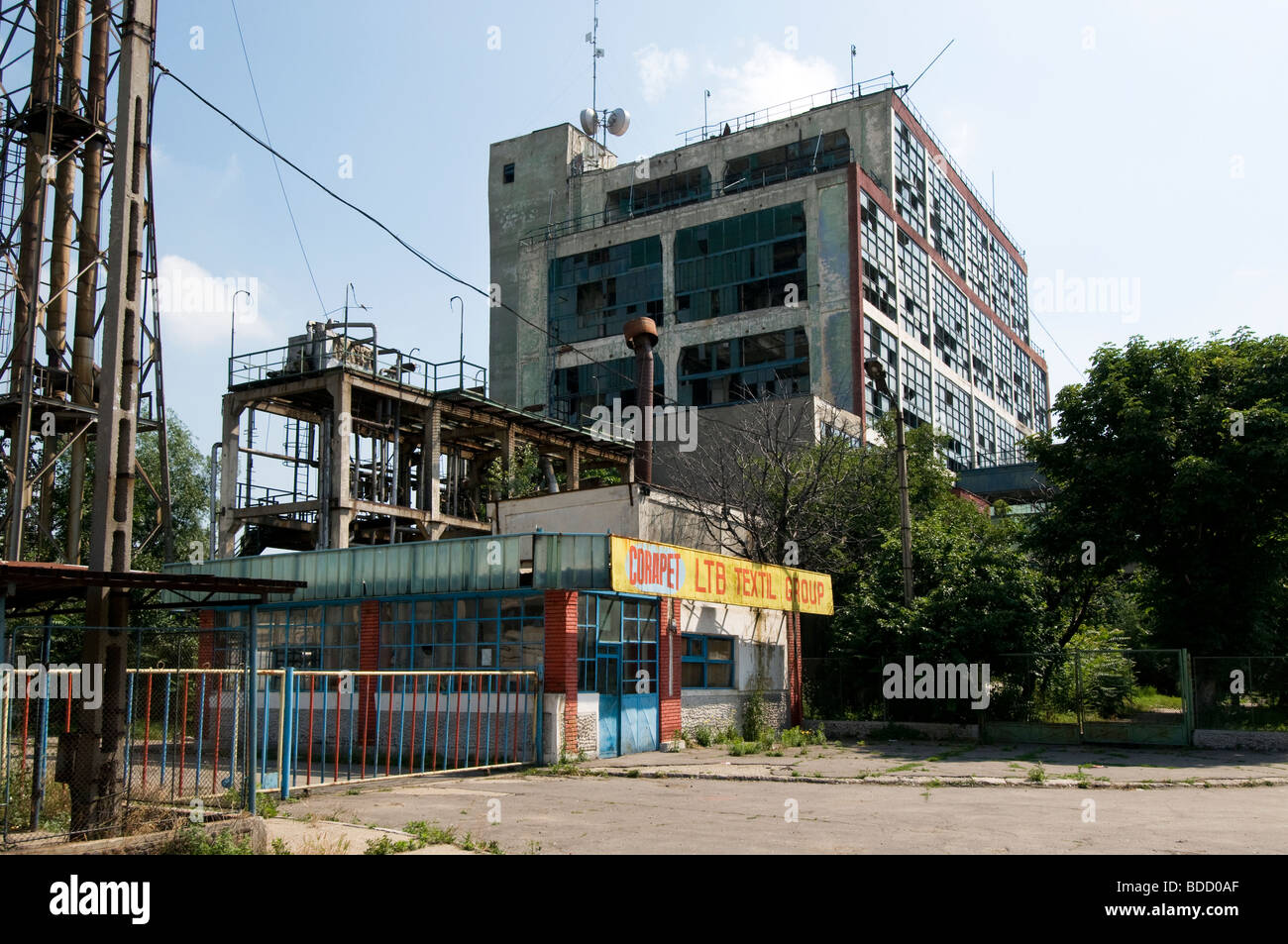 Fábrica textil de Rumania unos diez años después de ser cerrado. La producción se subcontrata a China Foto de stock