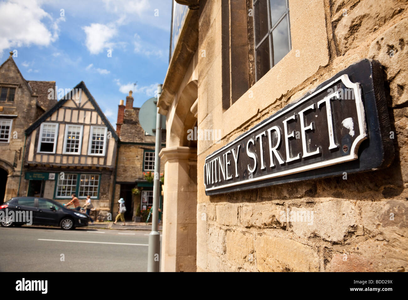 Cartel con el nombre de la calle en inglés cerca de Burford, Oxfordshire, Inglaterra, Reino Unido. Foto de stock