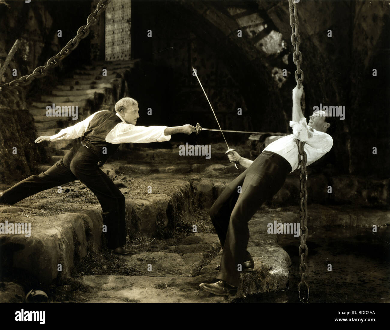 Dos hombres luchando duelo en el castillo Foto de stock