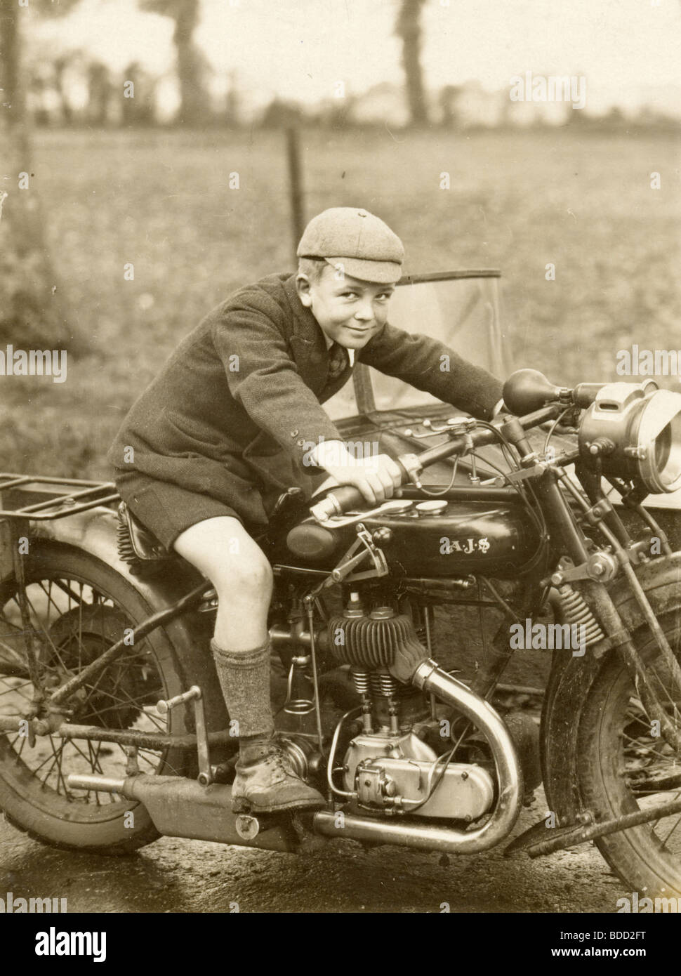 Seguros de Boy montando motocicleta con sidecar Foto de stock