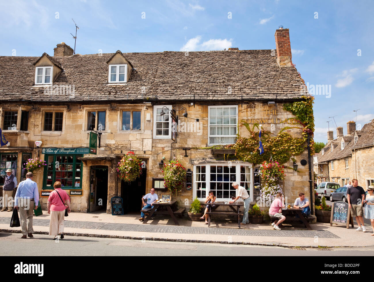 Antiguo Pub Cotswolds en Burford, Oxfordshire, Reino Unido en verano Foto de stock
