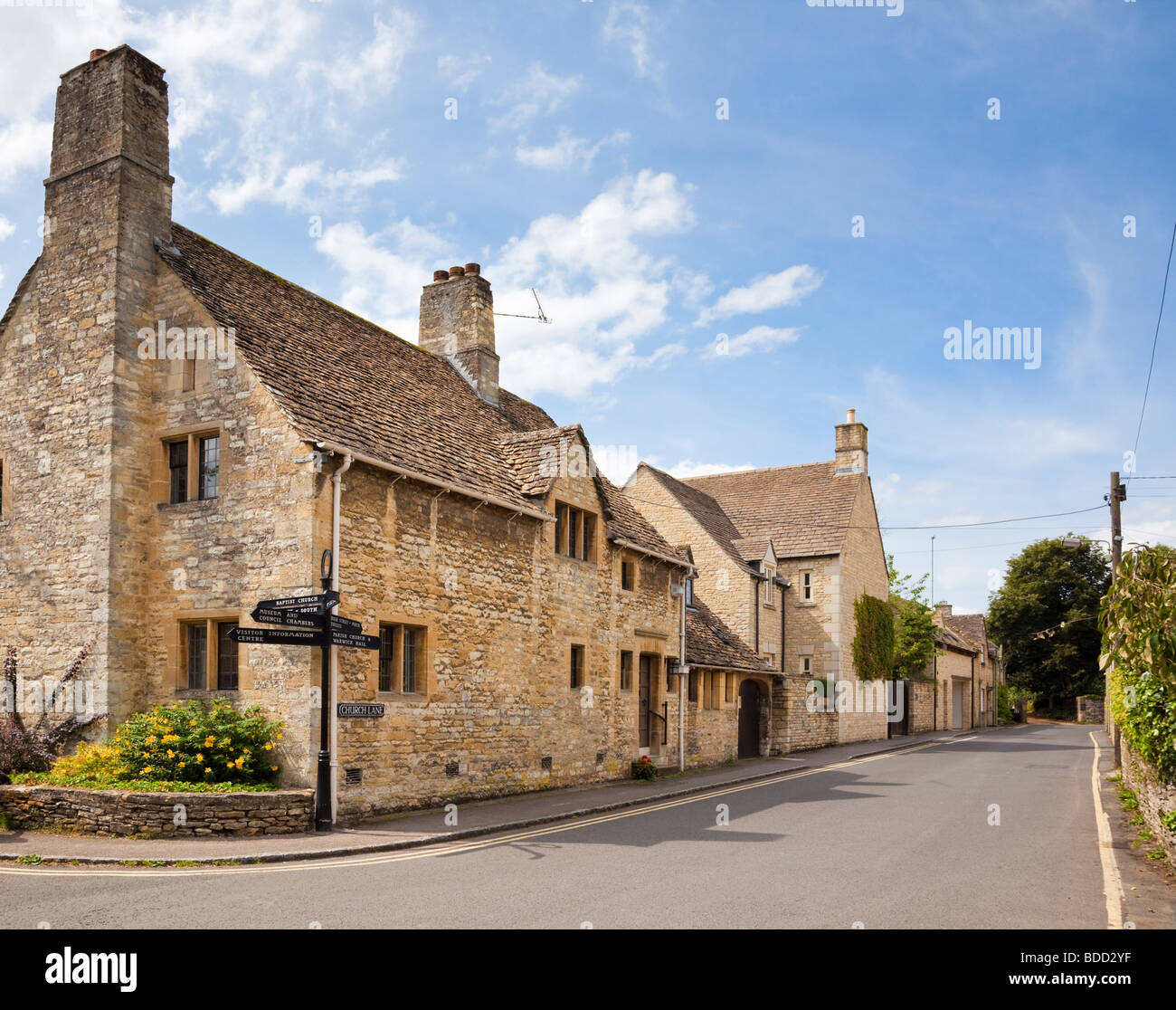 Pequeña calle en la ciudad de Cotswolds Burford, Oxfordshire, Inglaterra, Reino Unido con preciosas y antiguas casas de piedra de Cotswold Foto de stock
