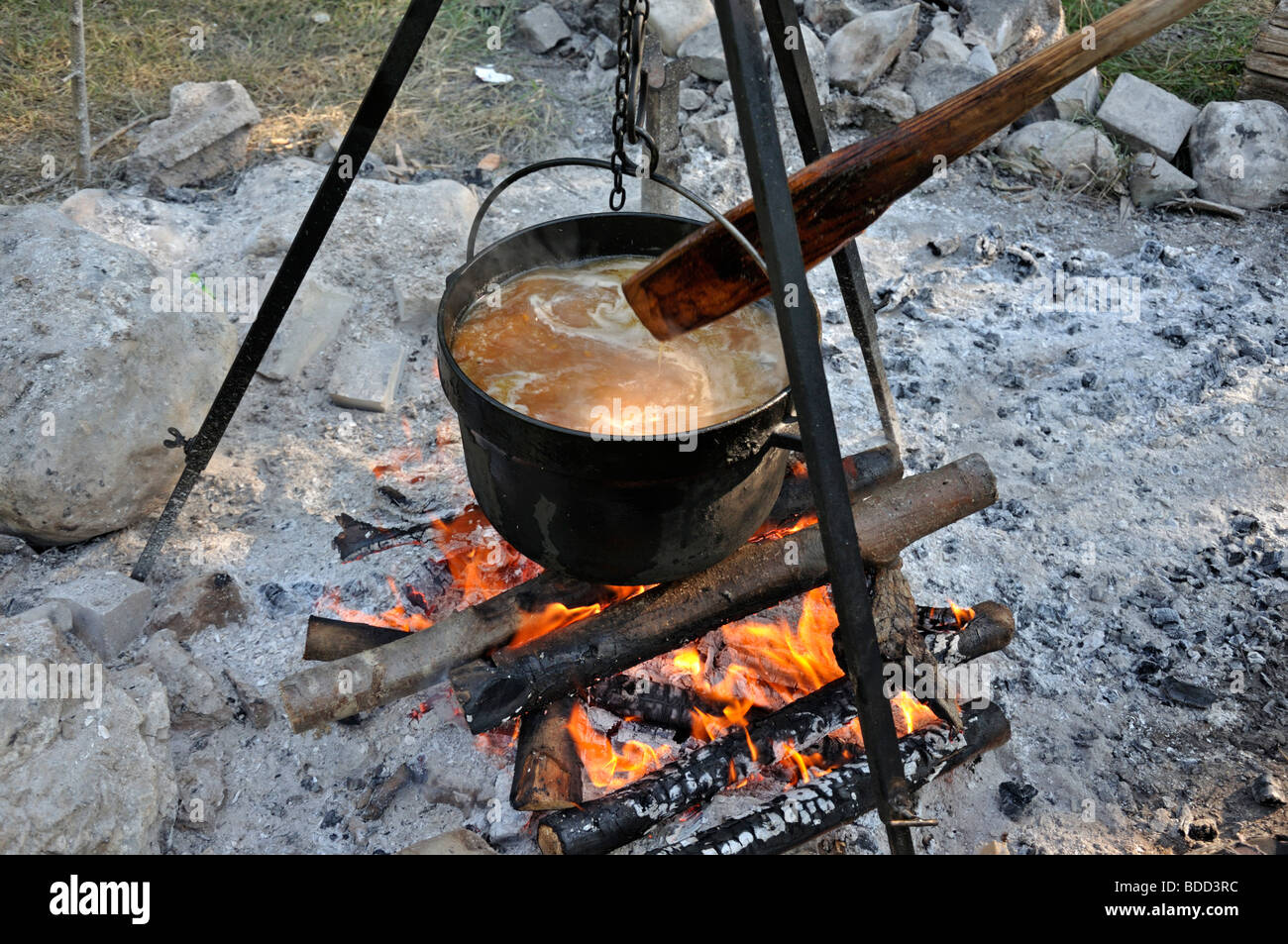 Cocinar al aire libre en una olla de hierro fundido sobre una fogata de  madera abierto en un campamento durante una recreación de la revolución  americana Fotografía de stock - Alamy