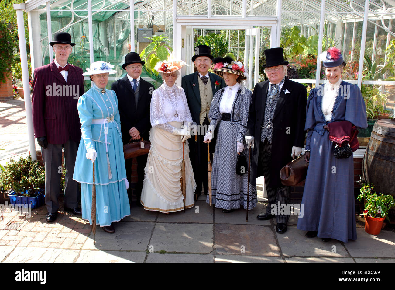 La gente en trajes de estilo victoriano en la colina cercana Jardines, Warwick, Warwickshire, Inglaterra, Reino Unido. Foto de stock