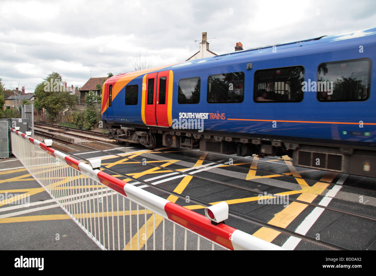 Un tren de cercanías de South West Trains pasando un paso a nivel de ferrocarril en Datchet, Berkshire, Reino Unido. Foto de stock