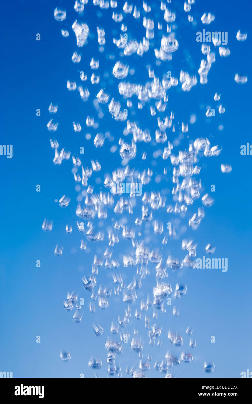 Burbujas bajo el agua. Foto de stock