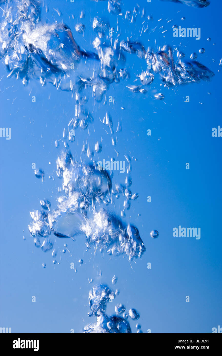 Burbujas bajo el agua. Foto de stock