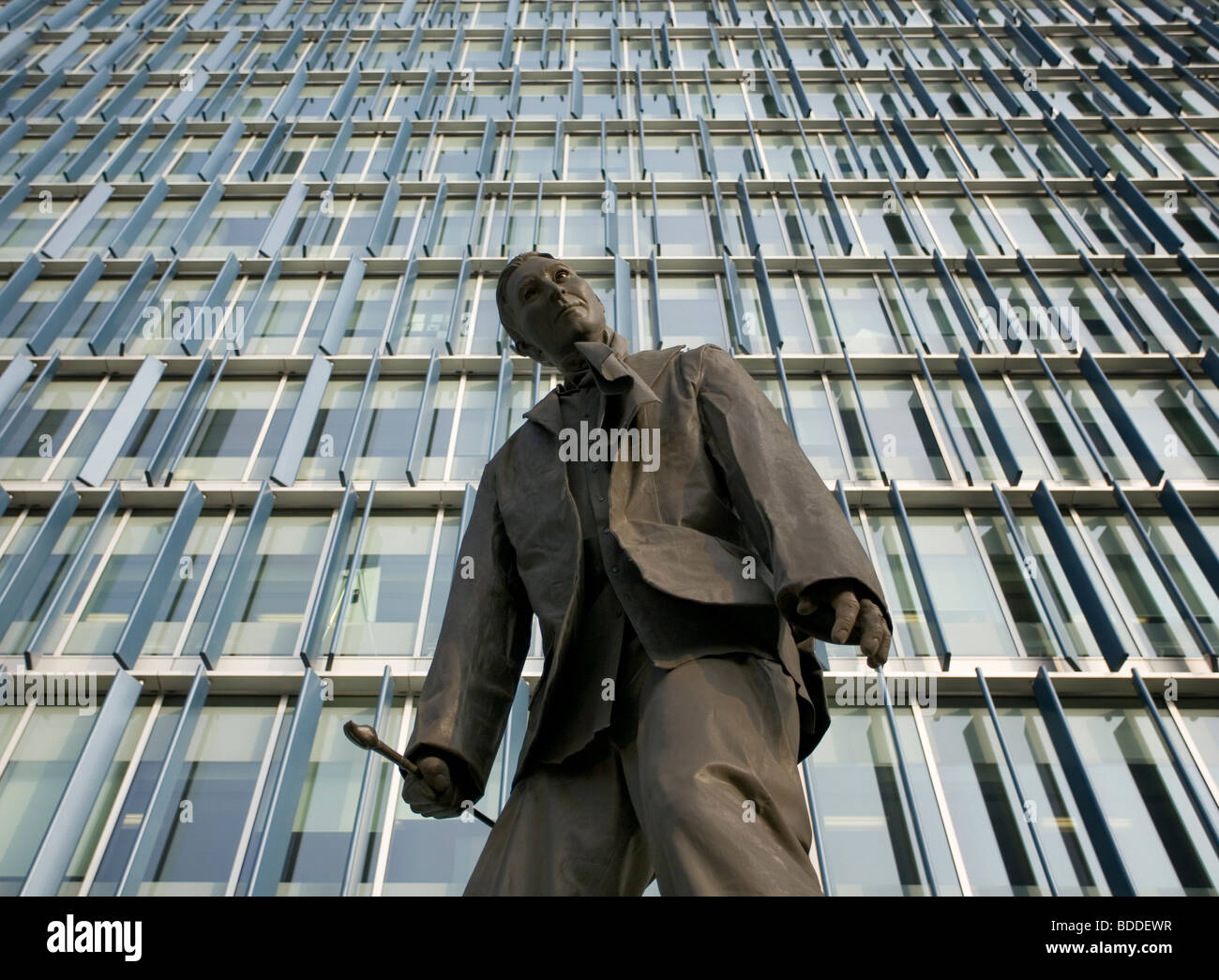 Monumento al artista desconocido - escultura interactiva por Grayworld detrás de la Tate Modern en Bankside Foto de stock