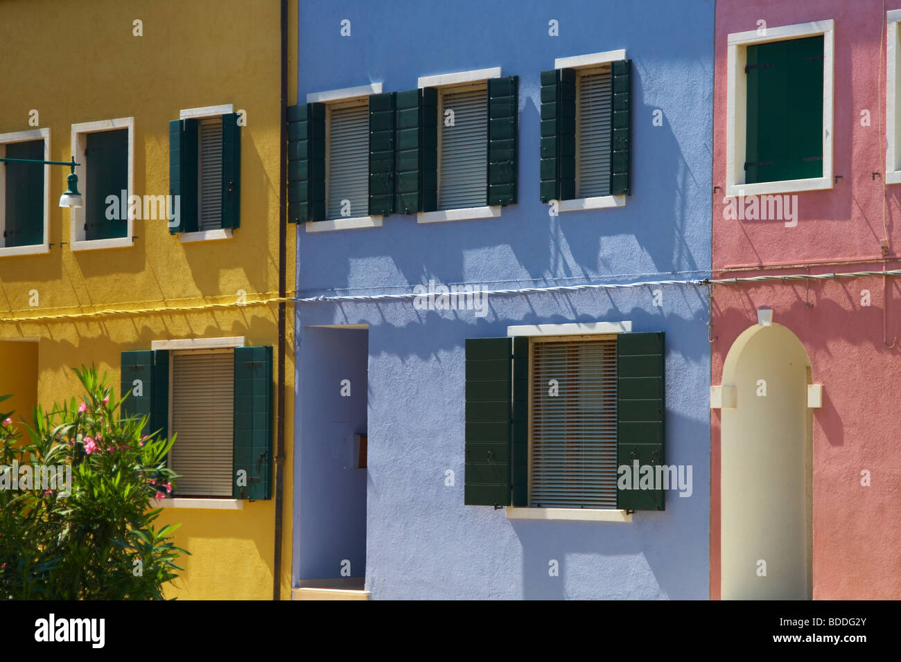 Casas de colores en la isla de Burano, Venecia Foto de stock