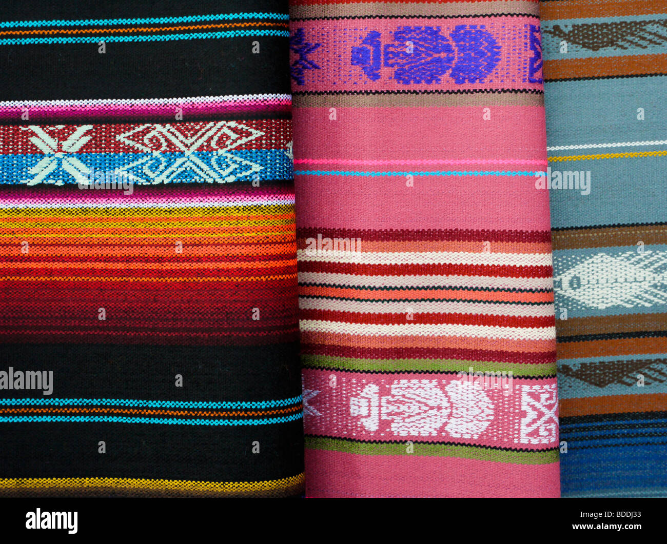 Envolturas de tejido para su venta en las calles de Puerto Ayora en Santa  Cruz (Indefatigable) Isla Fotografía de stock - Alamy