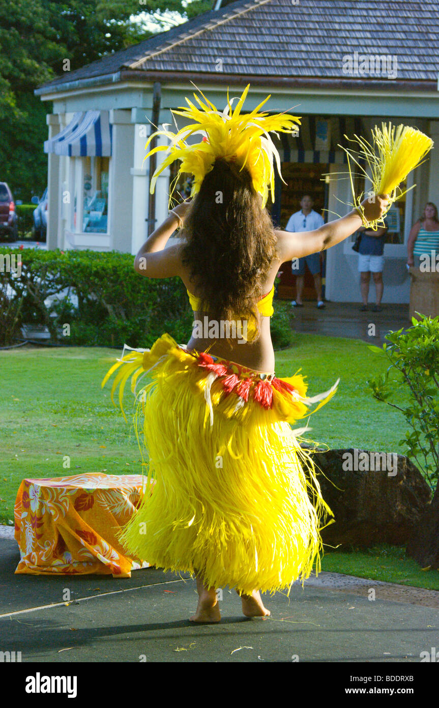 Joven Mujer hawaiana baile tahitiano otea en Poipu Shopping Village Kauai  HI Fotografía de stock - Alamy