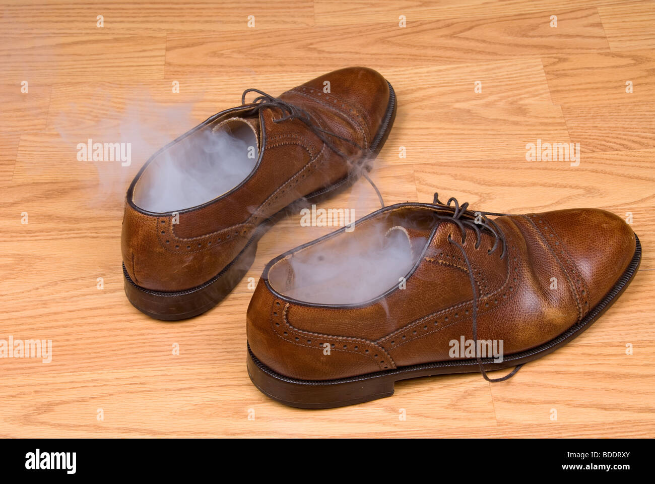 Un par de zapatos de vestir el vapor caliente después de un día de uso y desgaste. Foto de stock