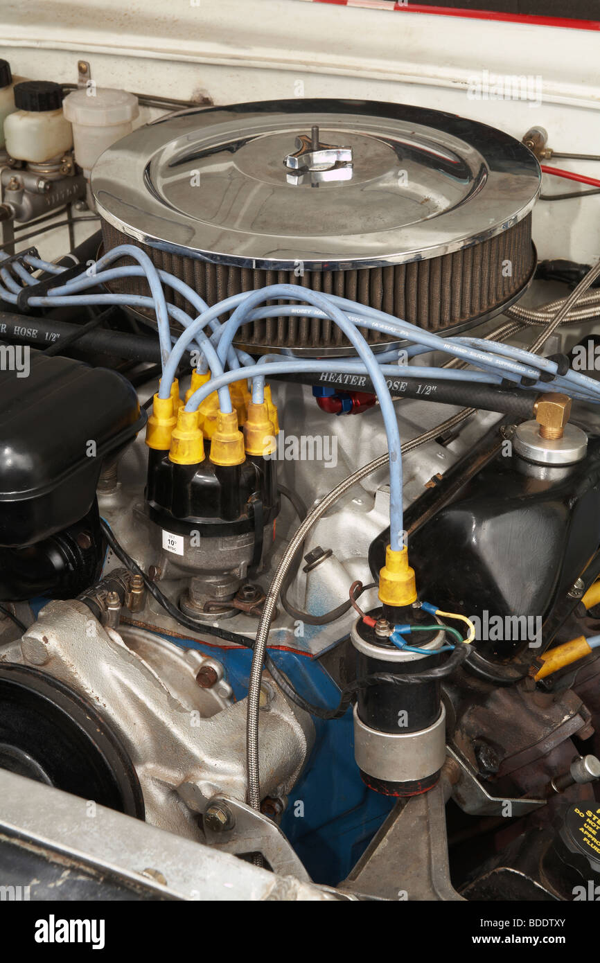 Bobina de encendido y distribuidor en una carrera clásica, la especificación Ford Motor V8. Foto de stock
