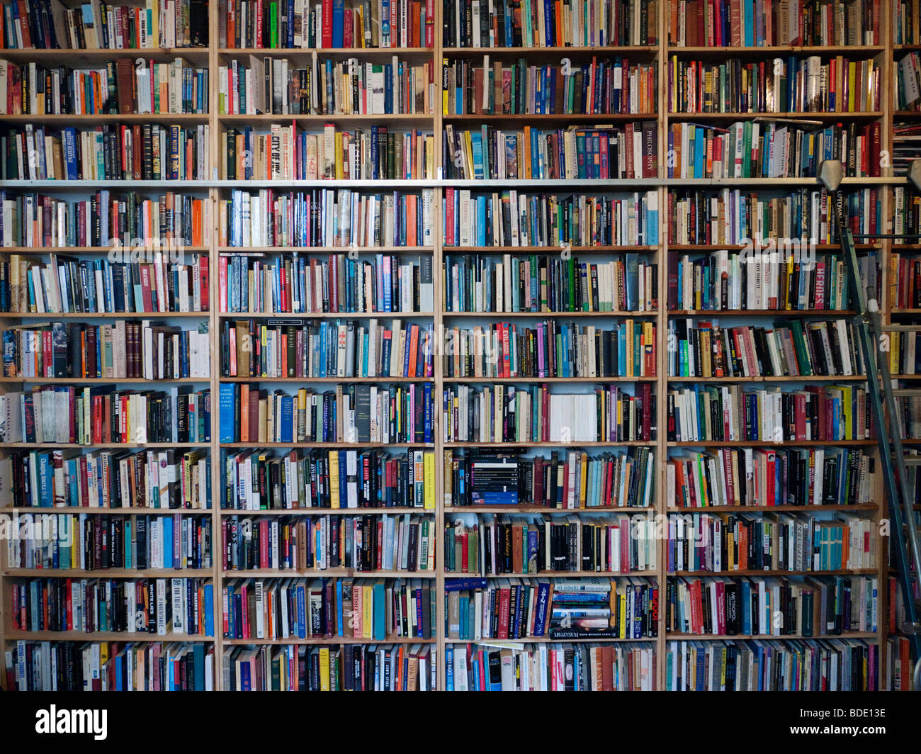Muchos libros en los estantes dentro de la librería de segunda mano en Prenzlauer Berg Berlín ALEMANIA Foto de stock