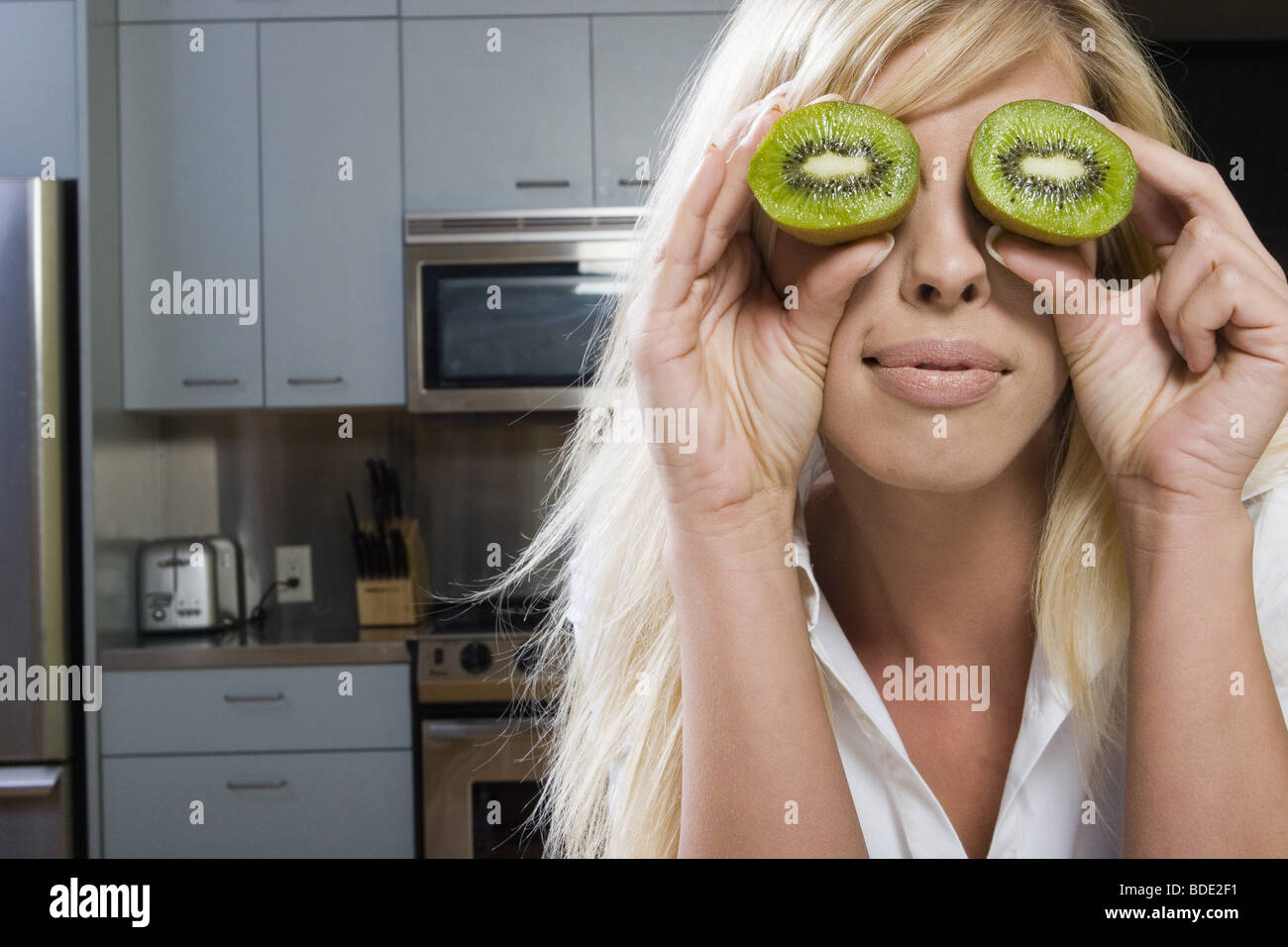 Mujer joven actuando goofy mientras preparaban una comida Foto de stock