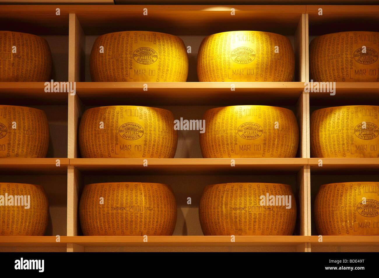 Bandeja de quesos (Reggiano-Parmigiano) en un supermercado Foto de stock