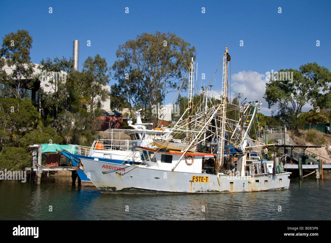 Barcos de pesca en el río Burnett, Bundaberg, Queensland, Australia Foto de stock