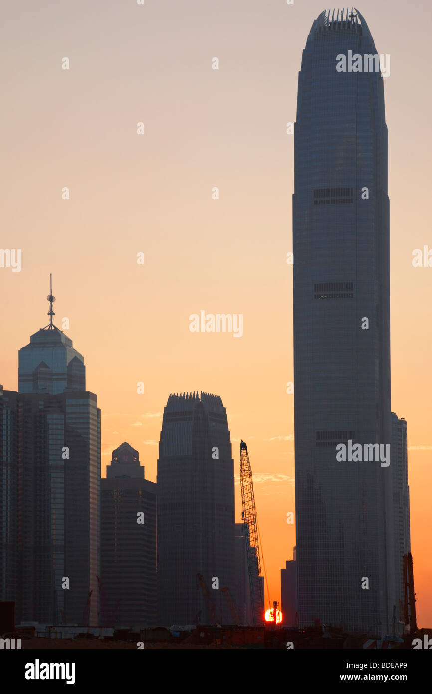 Puesta de sol detrás de altos edificios en el Distrito Central Chung Wan en Hong Kong, China. Foto de stock