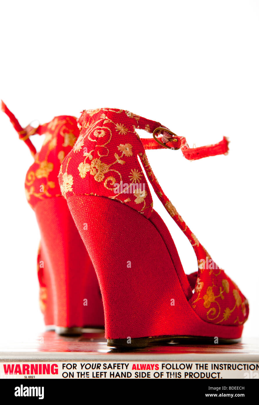 Zapatos de tacón rojo fotografías e imágenes alta resolución - Alamy