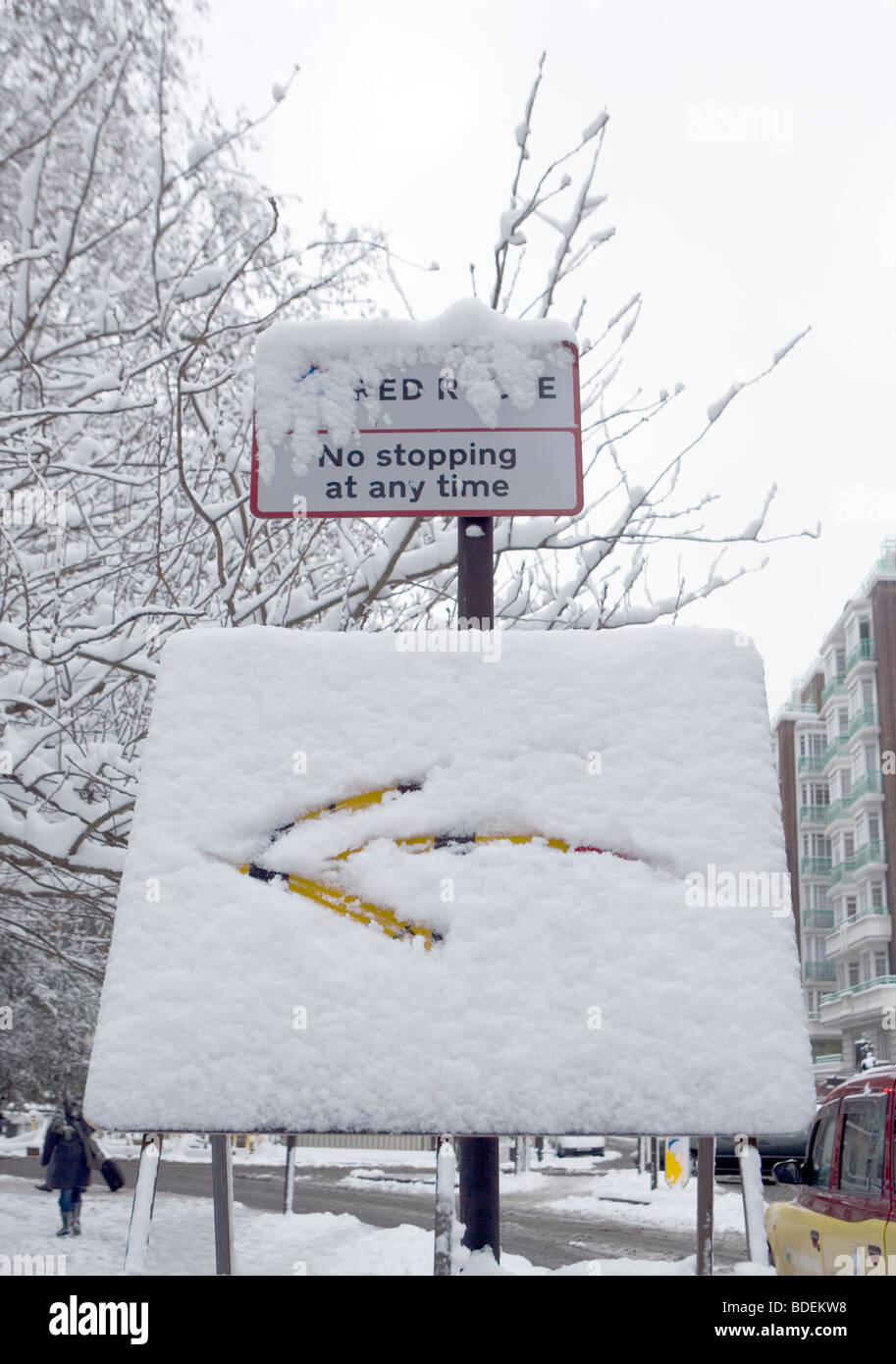 Señal de giro a la izquierda modificado después de fuertes nevadas, Inglaterra, Reino Unido, Europa Foto de stock